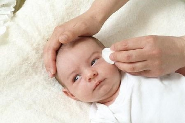 Thực hư việc có thể chữa đau mắt cho trẻ sơ sinh bằng sữa mẹ 
